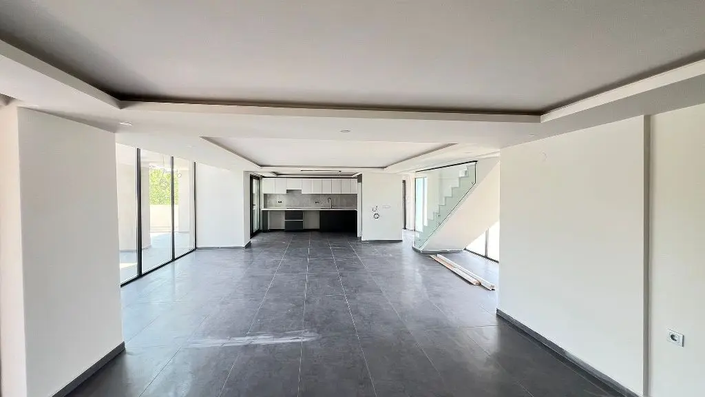 Spacious lounge
